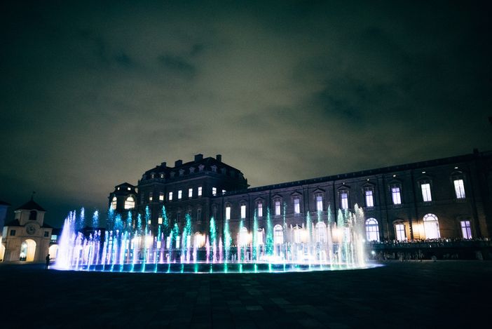 Reggia di Venaria di notte con fontana accesa