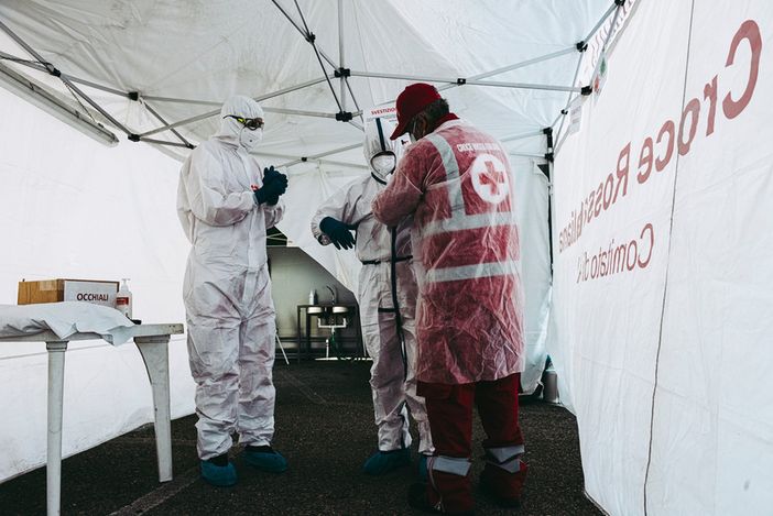 Ingresso di un paziente nel reparto Covid Ingresso di un paziente nel reparto Covid