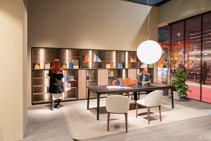 Mobili con persone sedute al tavolo