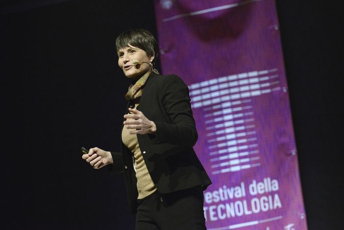 Il Politecnico abbraccia e "laurea" Samantha Cristoforetti in ingegneria aerospaziale