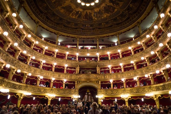 Coronavirus come Godot: teatri chusi a Torino, il mondo dello spettacolo chiede l’apertura di uno “stato di crisi” Coronavirus come Godot: teatri chusi a Torino, il mondo dello spettacolo chiede l’apertura di uno “stato di crisi”