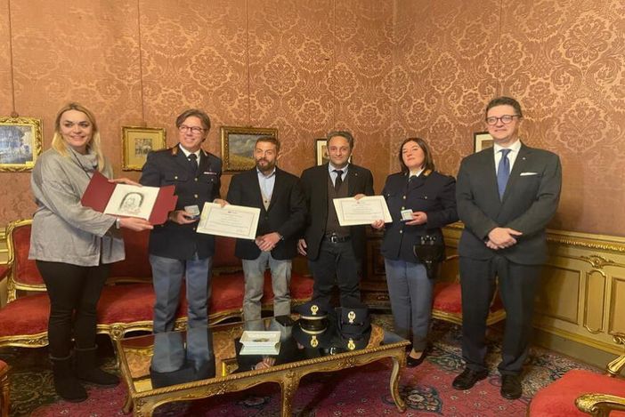 foto di gruppo con due persone in divisa foto di gruppo con due persone in divisa