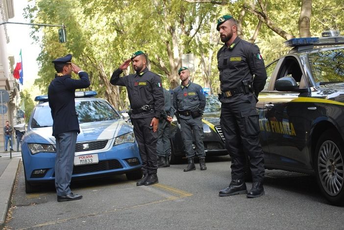 La Guardia di Finanza passa davanti alla Questura di Torino per omaggiare i poliziotti uccisi a Trieste [VIDEO]