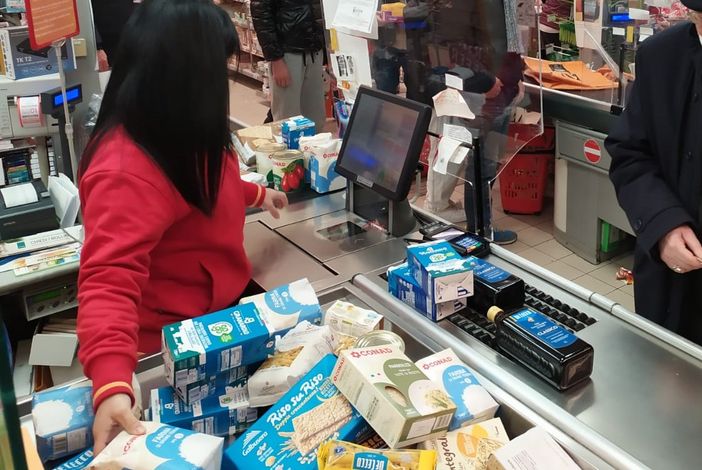 A Torino cronaca di un aiuto per bisognosi: da oggi spesa e cena gratis con Aics