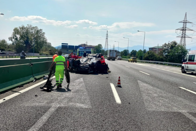 Auto ribaltata sulla tangenziale sud Torino-Piacenza: ferito il conducente