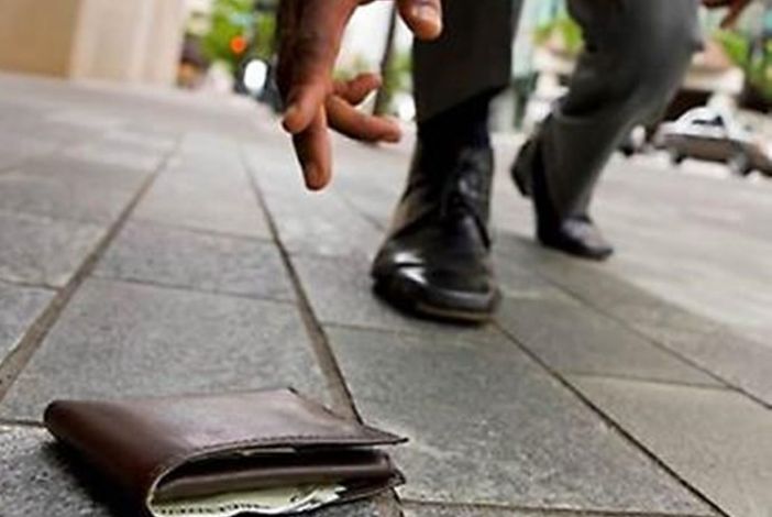 Trova un portafoglio a terra, non tiene i soldi ma porta tutto alla Polizia locale Trova un portafoglio a terra, non tiene i soldi ma porta tutto alla Polizia locale