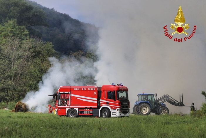 Villar Focchiardo, a fuoco delle rotoballe accanto a una cascina agricola: in corso l'intervento dei vigili del fuoco