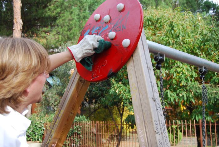 Collaborazione tra cittadini e amministrazione nella cura e nella gestione di piazze e giardini, panchine, aree gioco, cortili scolastici, portabici e pannelli pubblicitari