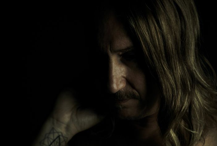 Il manifesto “Antimondo” di Umberto Maria Giardini suona stasera all'Hiroshima Mon Amour: “Siamo esseri umani a breve scadenza”