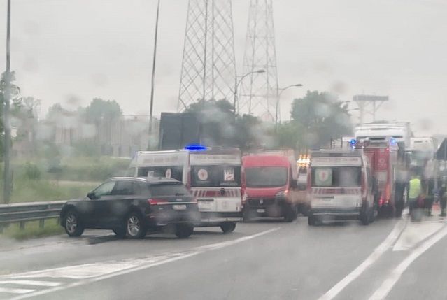 Nichelino, la pioggia gioca un brutto scherzo: incidente e due persone ferite in zona Debouchè Nichelino, la pioggia gioca un brutto scherzo: incidente e due persone ferite in zona Debouchè