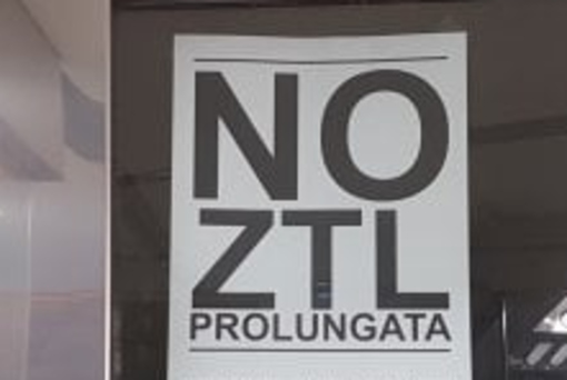 Nei negozi di Torino locandine contro Ztl e déhors targati Appendino Nei negozi di Torino locandine contro Ztl e déhors targati Appendino