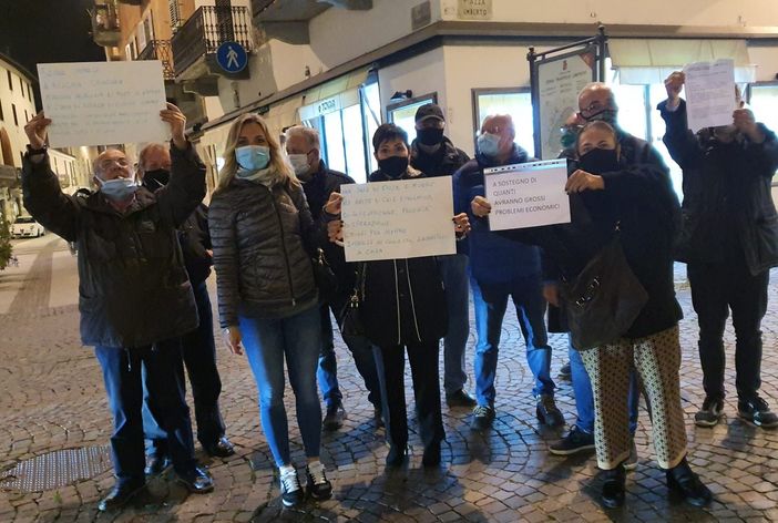 Chieri, flash mob per far sentire al Governo la voce dell'economia in ginocchio Chieri, flash mob per far sentire al Governo la voce dell'economia in ginocchio