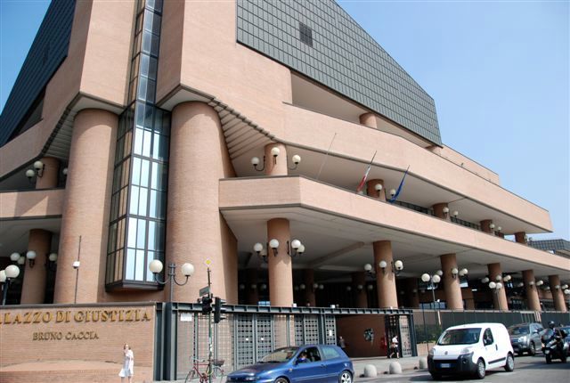 Ndrangheta, procura sospende le tasse all'imprenditore che la denunciò Ndrangheta, procura sospende le tasse all'imprenditore che la denunciò