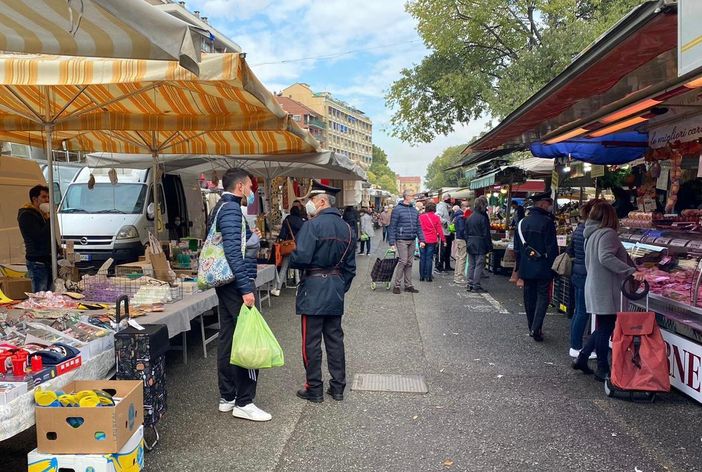 Controlli dei carabinieri nei mercati: multe per 4 ambulanti e 3 clienti senza mascherina Controlli dei carabinieri nei mercati: multe per 4 ambulanti e 3 clienti senza mascherina