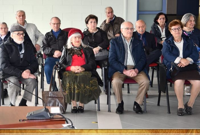 sposi che celebrano i 50 anni di matrimonio sposi che celebrano i 50 anni di matrimonio