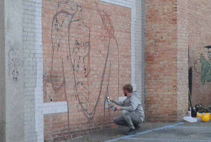 Gli street artist a lavoro sui muri di Quercetti in Barriera di Milano