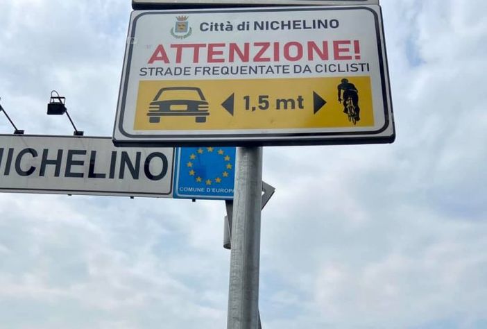 Nichelino 'viaggia' assieme alle bici: installati cartelli che invitano a rispettare le due ruote Nichelino 'viaggia' assieme alle bici: installati cartelli che invitano a rispettare le due ruote