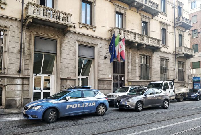 volante della Polizia all'esterno degli uffici Edisu