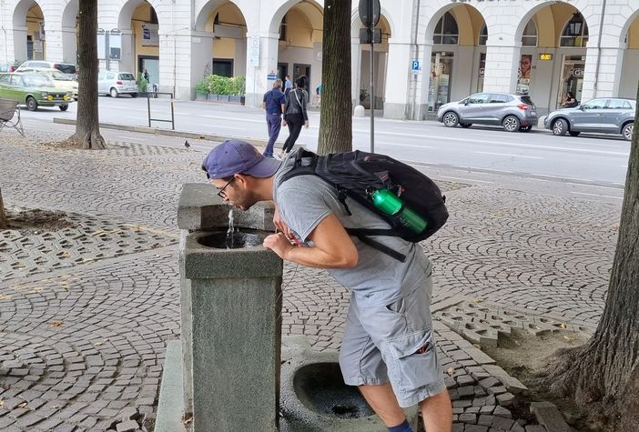 Gioele Urso che si rinfresca alla fontanella di piazza Fontana, all’arrivo Gioele Urso che si rinfresca alla fontanella di piazza Fontana, all’arrivo