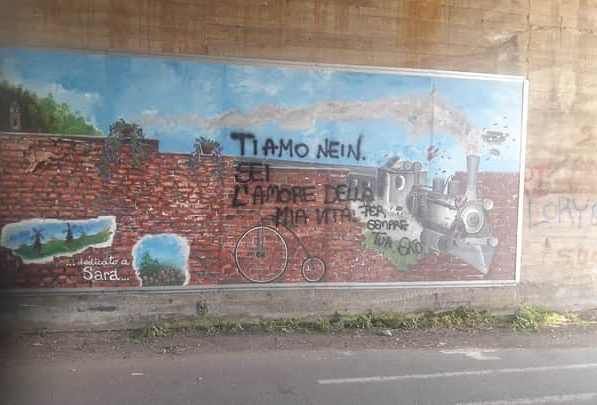 Il murale della memoria bricherasiese imbrattato da una scritta amorosa Il murale della memoria bricherasiese imbrattato da una scritta amorosa