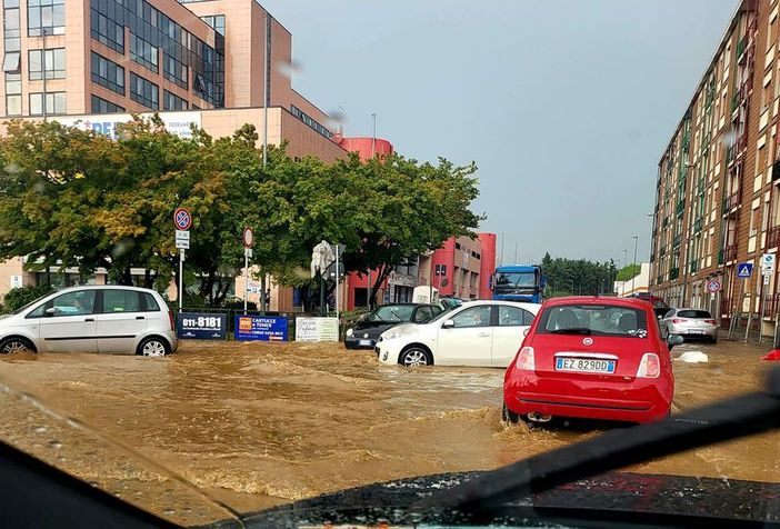 Un improvviso nubifragio trasforma le strade di Rivoli in fiumi