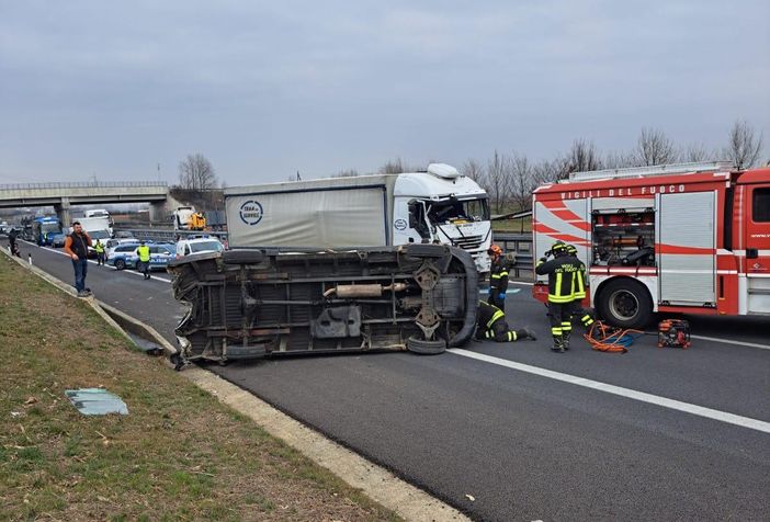 Furgone fermo sulla corsia di emergenza viene centrato da un tir: traffico paralizzato sulla Torino-Pinerolo Furgone fermo sulla corsia di emergenza viene centrato da un tir: traffico paralizzato sulla Torino-Pinerolo