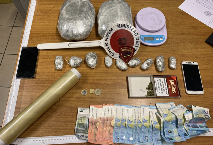 Barriera di Milano, la polizia entra negli “appartamenti della droga”: 5 arresti Barriera di Milano, la polizia entra negli “appartamenti della droga”: 5 arresti