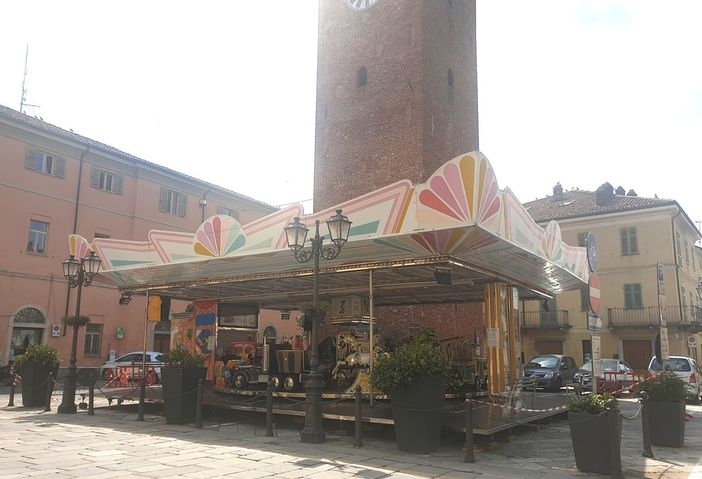 Una giostra storica in piazza Vische: ecco l'estate dei piccoli crescentinesi