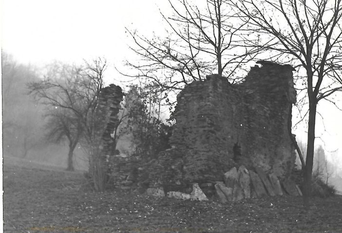 Una delle case bruciate e rimaste così fino al 1977 Una delle case bruciate e rimaste così fino al 1977