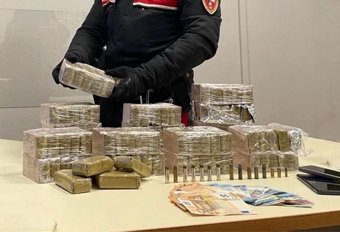 Sui sedili dell'auto noleggiata nascondevano 11 kg di hashish: fermati alla Crocetta