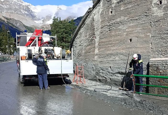 Visita del segretario generale del Siulp a Bardonecchia: "Ingenti i danni a mezzi e strutture della Polizia" Visita del segretario generale del Siulp a Bardonecchia: "Ingenti i danni a mezzi e strutture della Polizia"