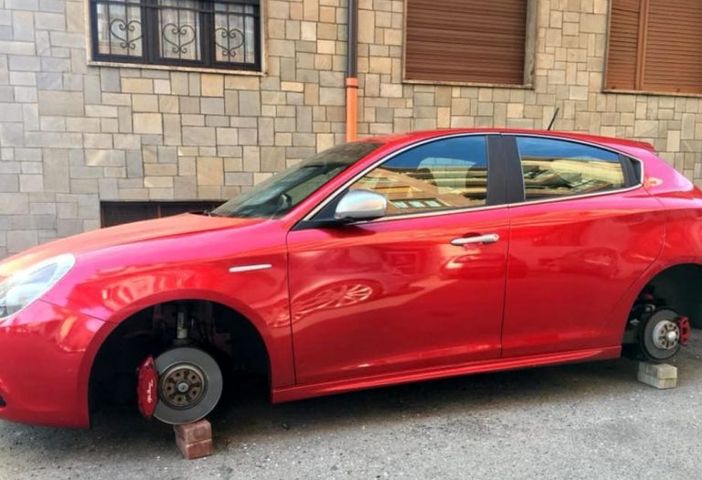 Una Alfa Romeo Giulietta lasciata su quattro mattoni