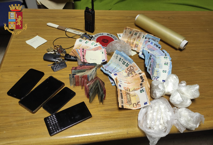 Arrestato pusher "mobile": sequestrati 7.650 euro e oltre 430 grammi di cocaina