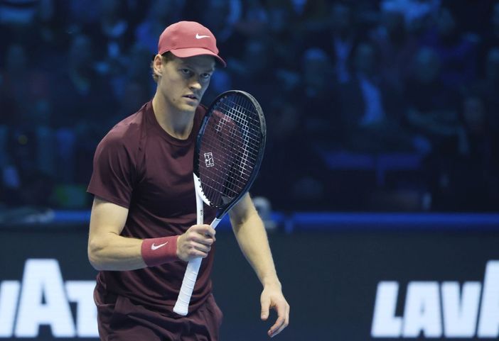 Atp Finals, Sinner batte Zverev e va in semifinale Atp Finals, Sinner batte Zverev e va in semifinale