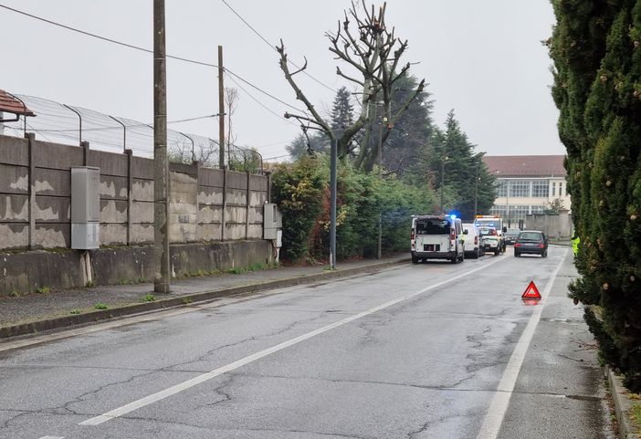Scontro tra un furgoncino e un’auto a Pinerolo