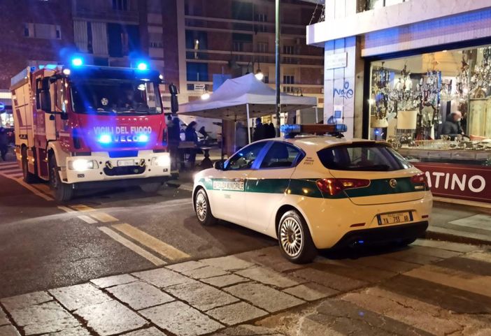 Accoltellato in piazza Borgo Dora, è caccia all’aggressore