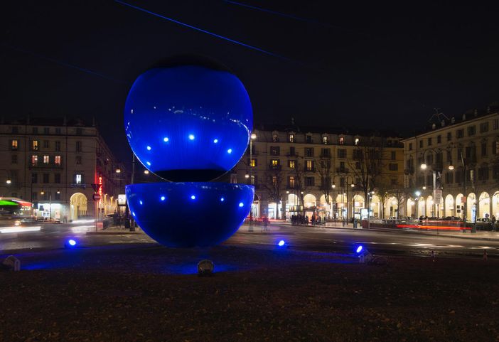 A Torino si illumina Sintesi 59, la scultura di Armando Testa in piazza XVIII Dicembre