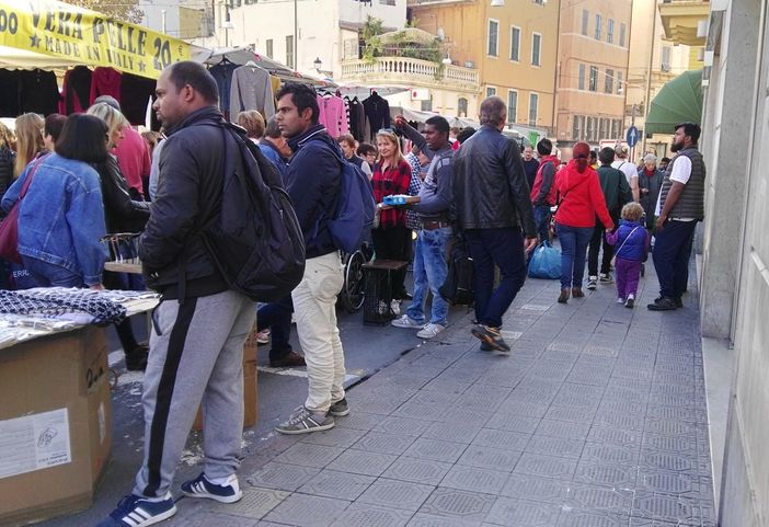&quot;Appendino lotta alla malasosta automobilistica, ma tollerante con venditori abusivi&quot;