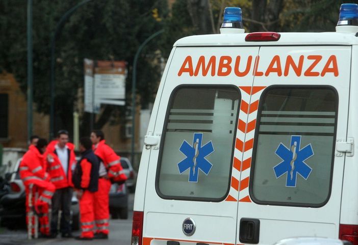 Operaio cade da tre metri d'altezza da un'impalcatura sul tetto e batte la testa: è grave