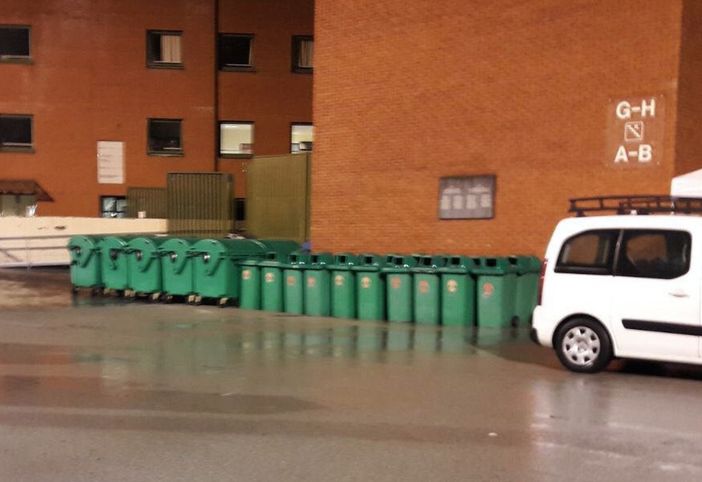 La vergogna di Bruxelles: bidoni dell'immondizia sotto la lapide delle vittime dell'Heysel La vergogna di Bruxelles: bidoni dell'immondizia sotto la lapide delle vittime dell'Heysel