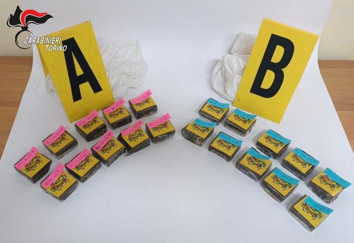 droga sequestrata e messa su un tavolo droga sequestrata e messa su un tavolo