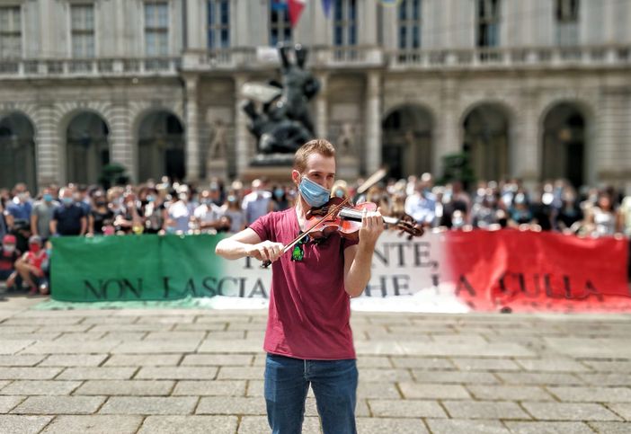 Teatro Regio, in centinaia davanti al Municipio per dire No al commissariamento [FOTO E VIDEO]