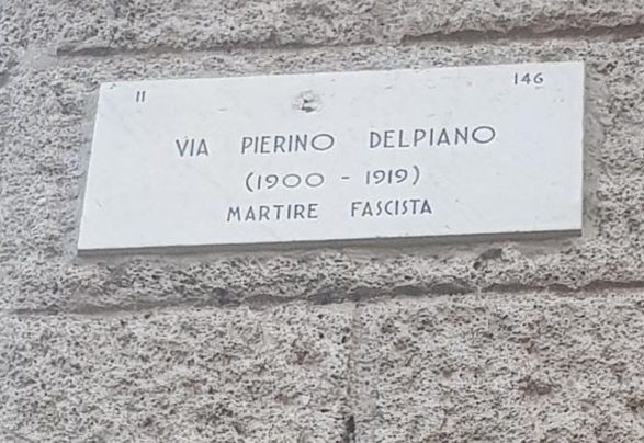 targhe toponomastiche sulla facciata di un palazzo