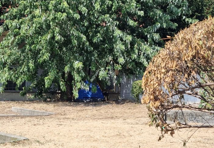 La tenda nel giardino di via Cravero