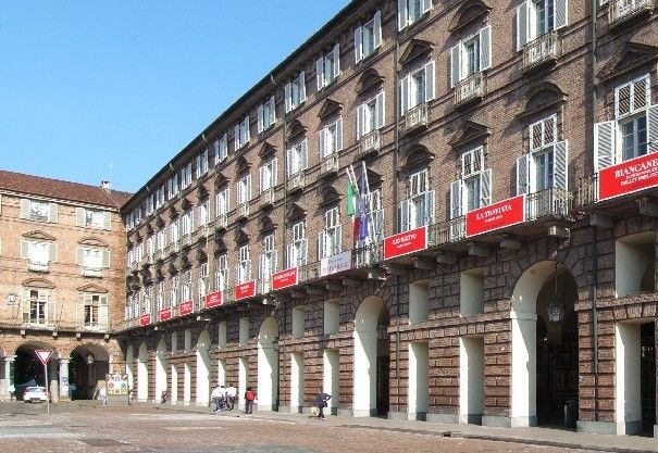 Mensa e tredicesima, i lavoratori del Regio occupano la direzione