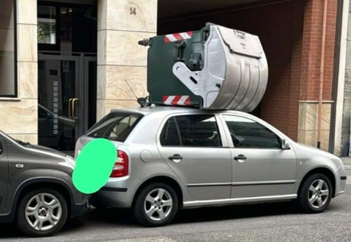 A Torino un cassonetto della spazzatura finisce sul tettuccio di un'automobile A Torino un cassonetto della spazzatura finisce sul tettuccio di un'automobile