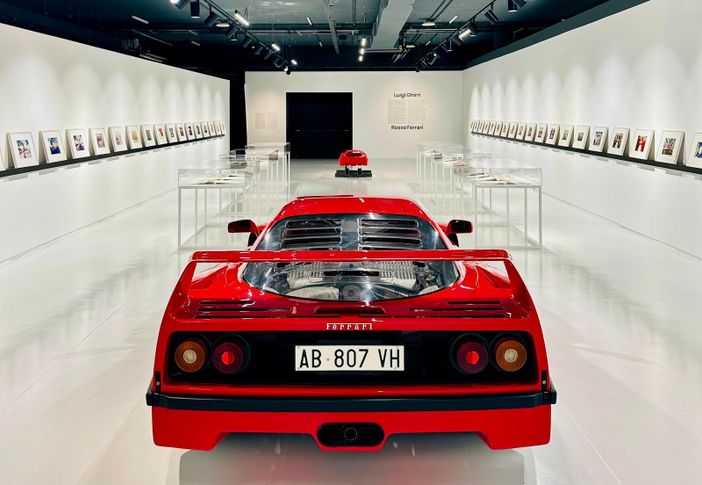 Rosso Ferrari: apre al Mauto la mostra di scatti di Luigi Ghirri realizzati a Maranello Rosso Ferrari: apre al Mauto la mostra di scatti di Luigi Ghirri realizzati a Maranello