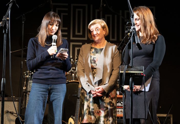 tre persone sul palco