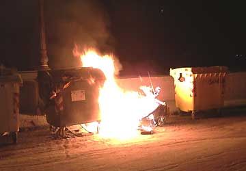 Fiamme nella notte a San Salvario, piromane dà fuoco ai cassonetti