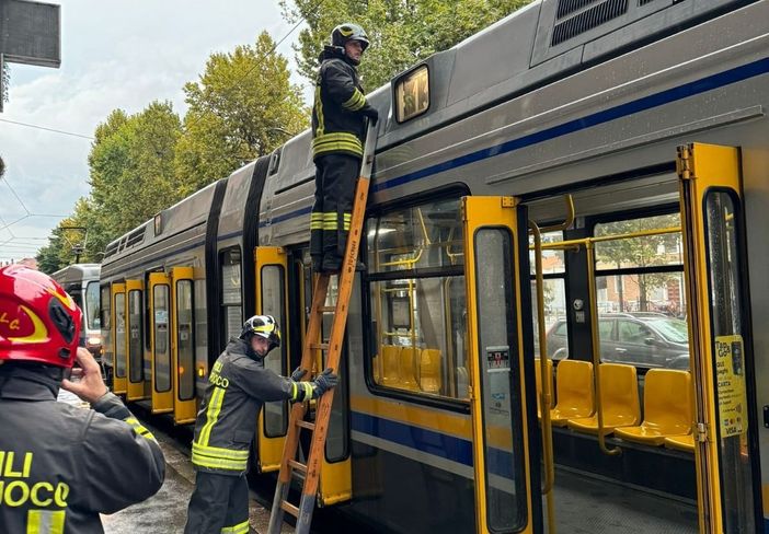 Un fulmine si scarica vicino a un tram 13 carico di passeggeri: paura a bordo